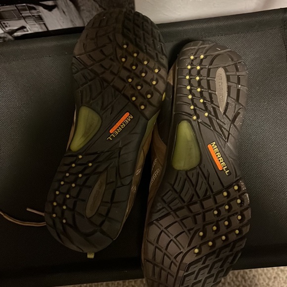 Merrell sneakers select grip. Women's tan and brown with green trim.Lightly worn - Picture 3 of 5